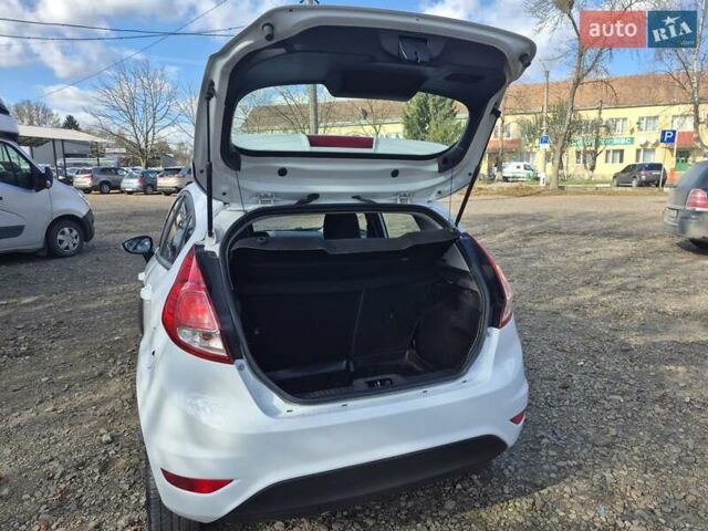 Белый Форд Фиеста, объемом двигателя 1 л и пробегом 130 тыс. км за 5500 $, фото 3 на Automoto.ua
