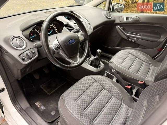 Форд Фиеста 2013 в Днепре (Днепропетровске) на Automoto.ua Белый Форд Фиеста, объемом двигателя 1.24 л и пробегом 132 тыс. км за 5700 $, фото 9 на Automoto.ua