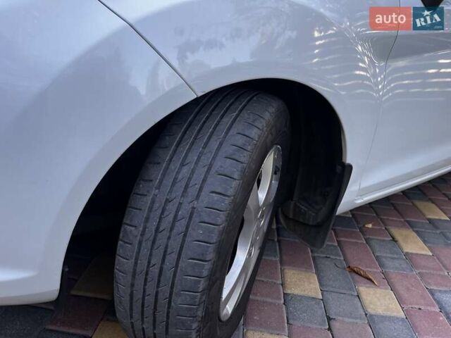 Белый Форд Фиеста, объемом двигателя 1.5 л и пробегом 101 тыс. км за 10000 $, фото 25 на Automoto.ua