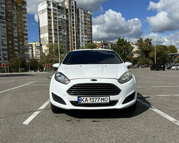 Білий Форд Фієста, об'ємом двигуна 1 л та пробігом 104 тис. км за 5400 $, фото 3 на Automoto.ua