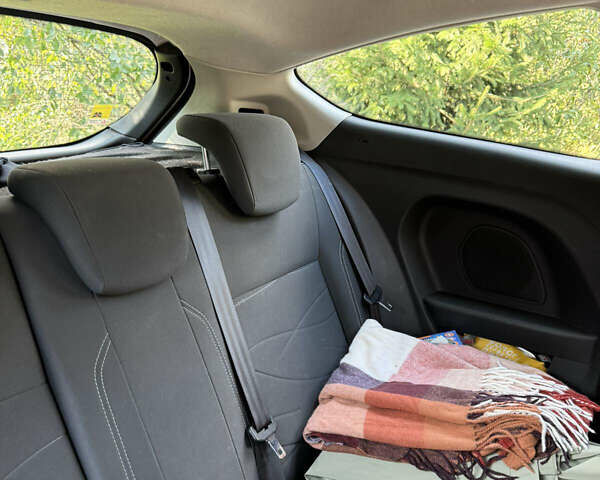 Белый Форд Фиеста, объемом двигателя 1.5 л и пробегом 289 тыс. км за 5690 $, фото 10 на Automoto.ua