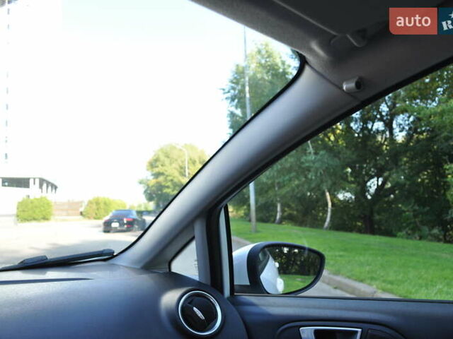 Белый Форд Фиеста, объемом двигателя 1.6 л и пробегом 124 тыс. км за 8500 $, фото 50 на Automoto.ua