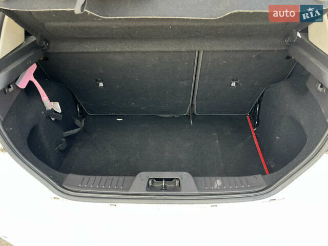 Білий Форд Фієста, об'ємом двигуна 1 л та пробігом 104 тис. км за 5400 $, фото 13 на Automoto.ua