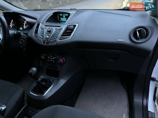 Білий Форд Фієста, об'ємом двигуна 1.5 л та пробігом 249 тис. км за 6500 $, фото 22 на Automoto.ua