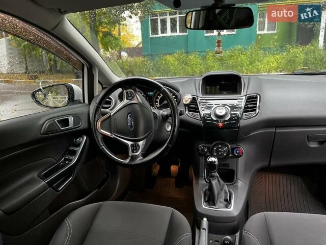 Білий Форд Фієста, об'ємом двигуна 1 л та пробігом 150 тис. км за 6500 $, фото 3 на Automoto.ua