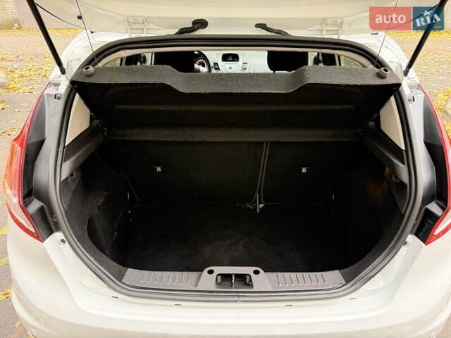 Форд Фиеста 2013 в Днепре (Днепропетровске) на Automoto.ua Белый Форд Фиеста, объемом двигателя 1.24 л и пробегом 132 тыс. км за 5700 $, фото 13 на Automoto.ua