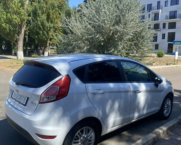 Білий Форд Фієста, об'ємом двигуна 1 л та пробігом 270 тис. км за 6500 $, фото 4 на Automoto.ua