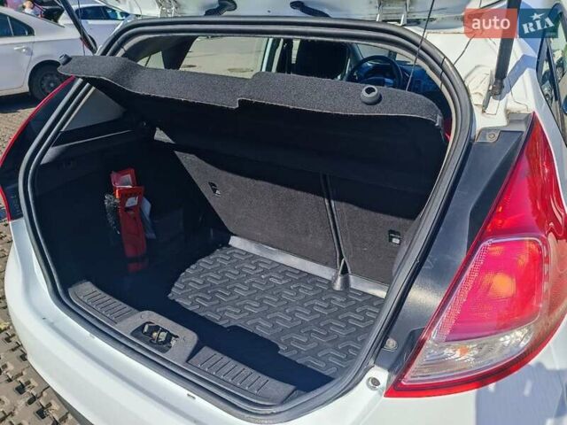 Белый Форд Фиеста, объемом двигателя 1 л и пробегом 69 тыс. км за 7100 $, фото 6 на Automoto.ua