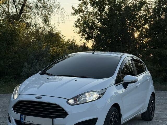Білий Форд Фієста, об'ємом двигуна 1.25 л та пробігом 33 тис. км за 10197 $, фото 1 на Automoto.ua