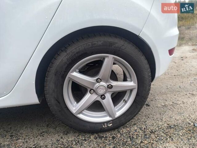 Білий Форд Фієста, об'ємом двигуна 1.5 л та пробігом 190 тис. км за 7500 $, фото 34 на Automoto.ua