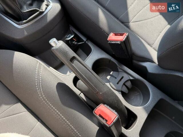 Білий Форд Фієста, об'ємом двигуна 1.5 л та пробігом 110 тис. км за 8500 $, фото 84 на Automoto.ua