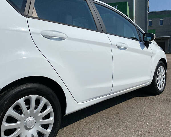 Білий Форд Фієста, об'ємом двигуна 1.5 л та пробігом 218 тис. км за 5900 $, фото 19 на Automoto.ua