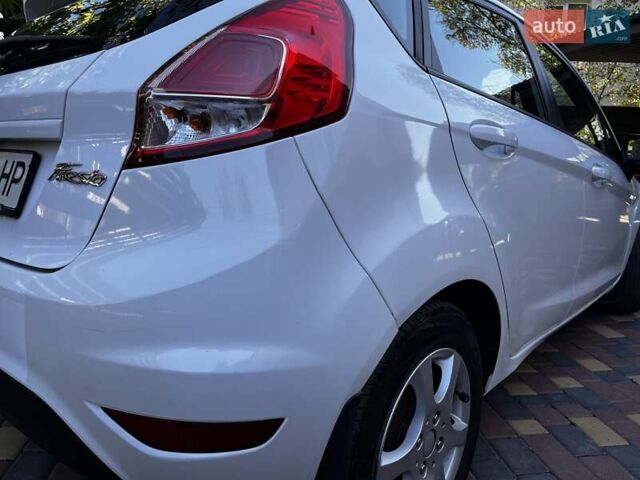 Белый Форд Фиеста, объемом двигателя 1.5 л и пробегом 101 тыс. км за 10000 $, фото 7 на Automoto.ua