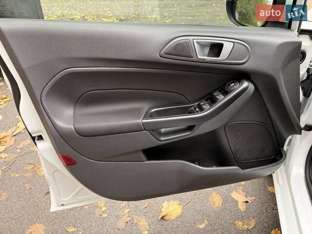 Форд Фиеста 2013 в Днепре (Днепропетровске) на Automoto.ua Белый Форд Фиеста, объемом двигателя 1.24 л и пробегом 132 тыс. км за 5700 $, фото 10 на Automoto.ua