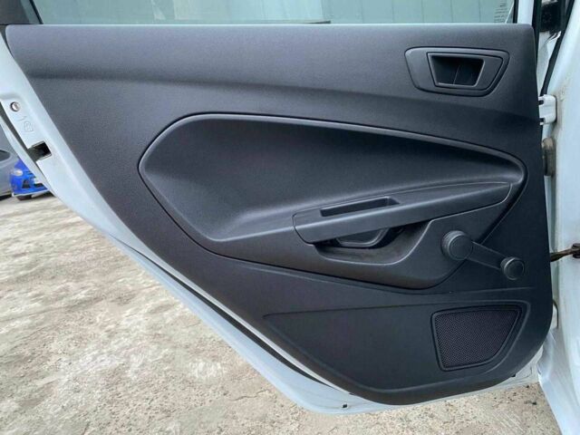 Белый Форд Фиеста, объемом двигателя 1 л и пробегом 200 тыс. км за 4500 $, фото 15 на Automoto.ua