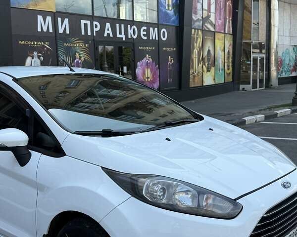 Белый Форд Фиеста, объемом двигателя 1 л и пробегом 121 тыс. км за 8000 $, фото 2 на Automoto.ua