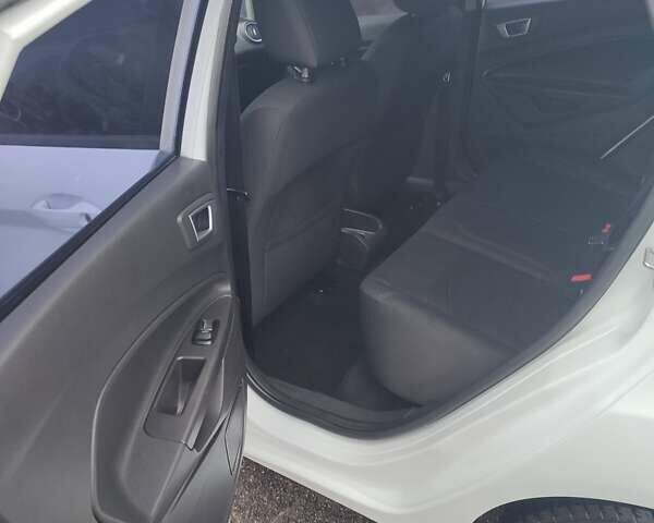 Білий Форд Фієста, об'ємом двигуна 1.5 л та пробігом 190 тис. км за 7500 $, фото 10 на Automoto.ua