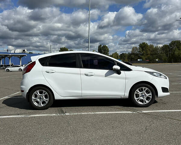 Білий Форд Фієста, об'ємом двигуна 1 л та пробігом 104 тис. км за 5400 $, фото 4 на Automoto.ua