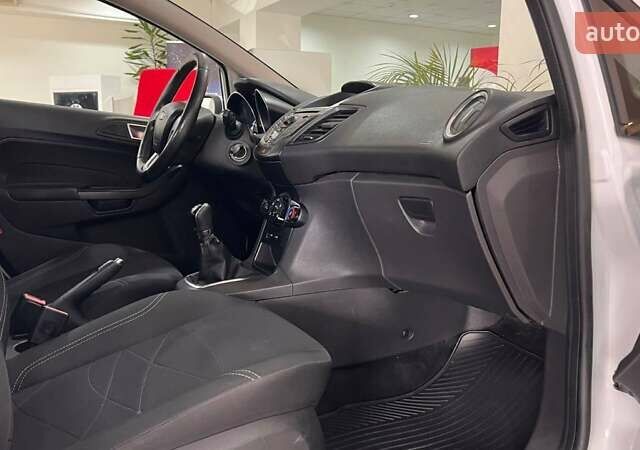 Белый Форд Фиеста, объемом двигателя 1.6 л и пробегом 68 тыс. км за 6456 $, фото 11 на Automoto.ua