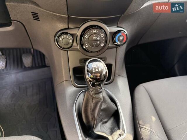 Білий Форд Фієста, об'ємом двигуна 1.5 л та пробігом 110 тис. км за 8500 $, фото 85 на Automoto.ua