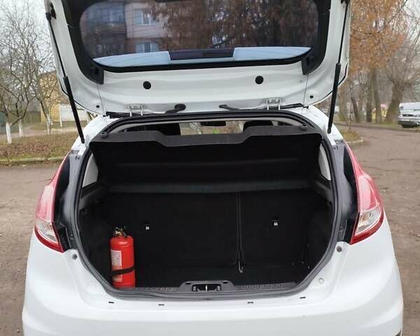 Білий Форд Фієста, об'ємом двигуна 1.5 л та пробігом 143 тис. км за 6500 $, фото 1 на Automoto.ua