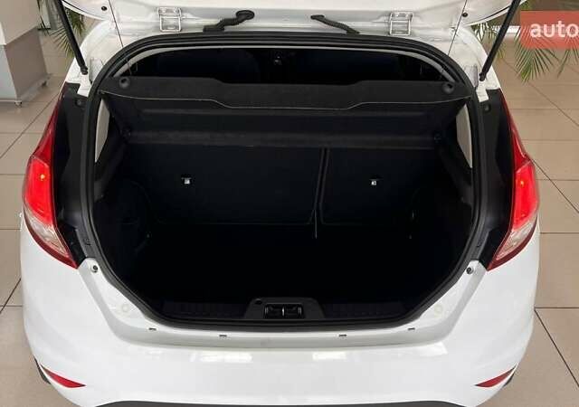 Белый Форд Фиеста, объемом двигателя 1.6 л и пробегом 68 тыс. км за 6456 $, фото 13 на Automoto.ua