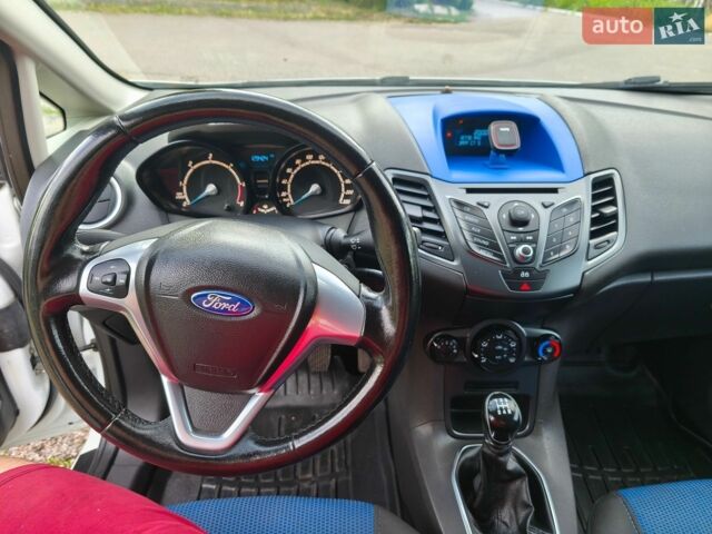 Білий Форд Фієста, об'ємом двигуна 1.5 л та пробігом 129 тис. км за 6500 $, фото 38 на Automoto.ua