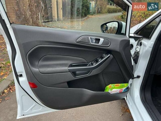 Белый Форд Фиеста, объемом двигателя 1 л и пробегом 151 тыс. км за 6940 $, фото 8 на Automoto.ua