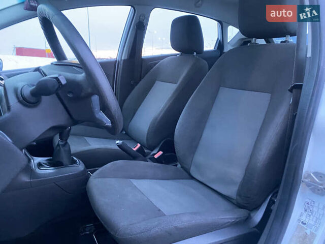 Белый Форд Фиеста, объемом двигателя 1 л и пробегом 200 тыс. км за 4500 $, фото 11 на Automoto.ua