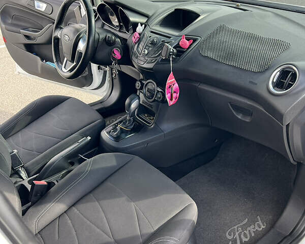 Білий Форд Фієста, об'ємом двигуна 1 л та пробігом 104 тис. км за 5400 $, фото 12 на Automoto.ua