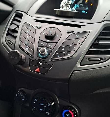 Белый Форд Фиеста, объемом двигателя 1.3 л и пробегом 93 тыс. км за 6500 $, фото 4 на Automoto.ua