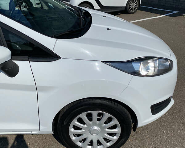 Білий Форд Фієста, об'ємом двигуна 1.5 л та пробігом 218 тис. км за 5900 $, фото 21 на Automoto.ua