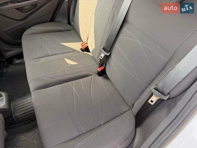 Білий Форд Фієста, об'ємом двигуна 1.5 л та пробігом 110 тис. км за 8500 $, фото 78 на Automoto.ua