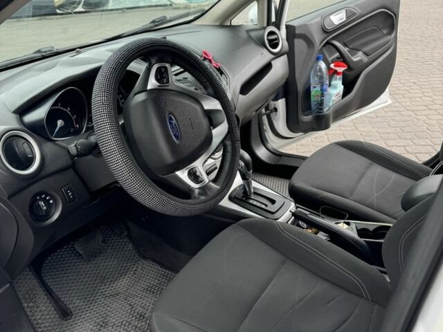 Білий Форд Фієста, об'ємом двигуна 1.6 л та пробігом 155 тис. км за 7500 $, фото 5 на Automoto.ua