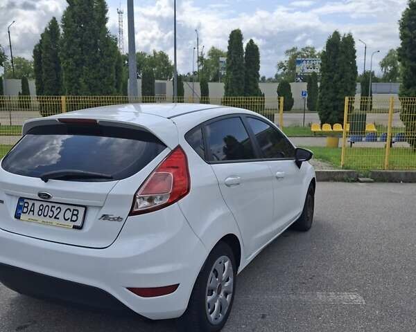 Белый Форд Фиеста, объемом двигателя 1 л и пробегом 60 тыс. км за 7000 $, фото 2 на Automoto.ua