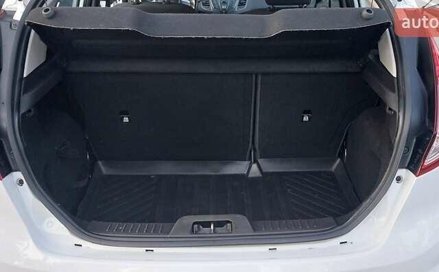 Білий Форд Фієста, об'ємом двигуна 1 л та пробігом 91 тис. км за 8700 $, фото 5 на Automoto.ua