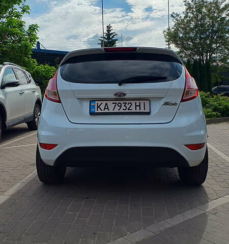 Белый Форд Фиеста, объемом двигателя 1.24 л и пробегом 150 тыс. км за 6000 $, фото 2 на Automoto.ua