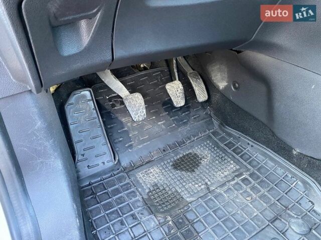 Білий Форд Фієста, об'ємом двигуна 1 л та пробігом 134 тис. км за 5900 $, фото 21 на Automoto.ua