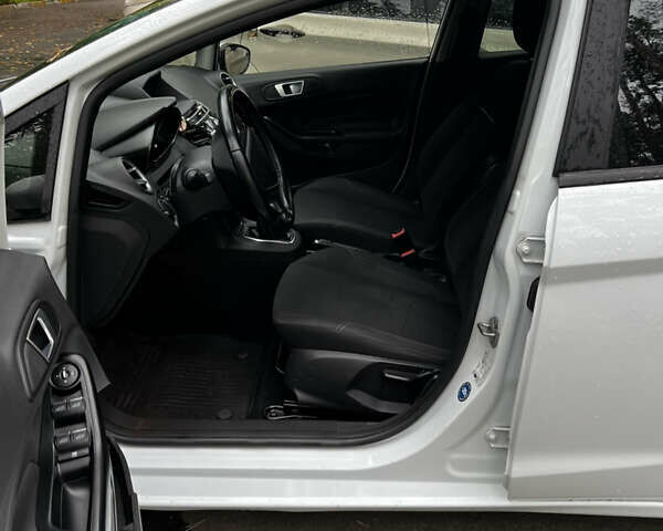 Білий Форд Фієста, об'ємом двигуна 1 л та пробігом 150 тис. км за 6500 $, фото 4 на Automoto.ua