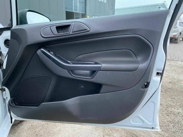 Белый Форд Фиеста, объемом двигателя 1 л и пробегом 200 тыс. км за 4500 $, фото 22 на Automoto.ua