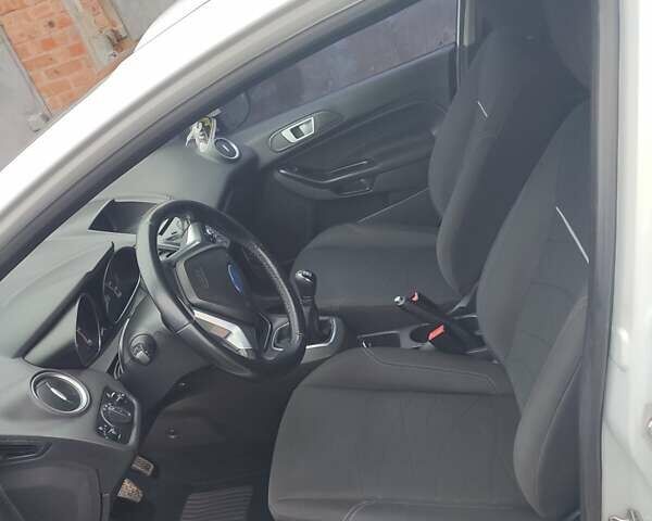 Білий Форд Фієста, об'ємом двигуна 1.5 л та пробігом 190 тис. км за 7500 $, фото 7 на Automoto.ua