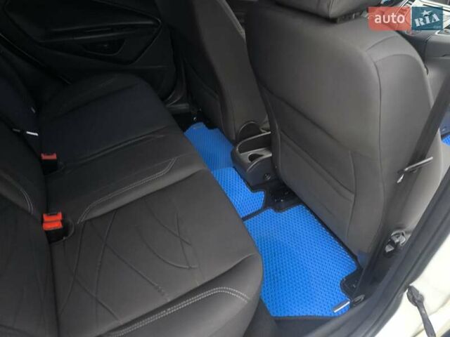 Білий Форд Фієста, об'ємом двигуна 1.5 л та пробігом 190 тис. км за 7500 $, фото 22 на Automoto.ua