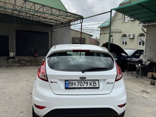Білий Форд Фієста, об'ємом двигуна 1 л та пробігом 75 тис. км за 5800 $, фото 4 на Automoto.ua
