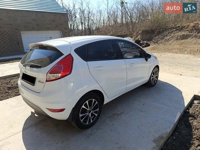 Белый Форд Фиеста, объемом двигателя 1.24 л и пробегом 255 тыс. км за 6200 $, фото 2 на Automoto.ua
