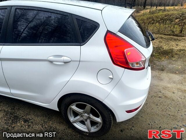 Білий Форд Фієста, об'ємом двигуна 1.5 л та пробігом 190 тис. км за 7500 $, фото 1 на Automoto.ua