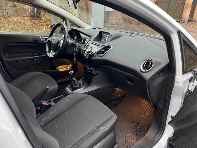 Белый Форд Фиеста, объемом двигателя 1 л и пробегом 151 тыс. км за 6940 $, фото 19 на Automoto.ua