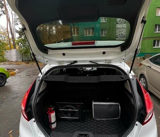 Білий Форд Фієста, об'ємом двигуна 1 л та пробігом 150 тис. км за 6500 $, фото 2 на Automoto.ua