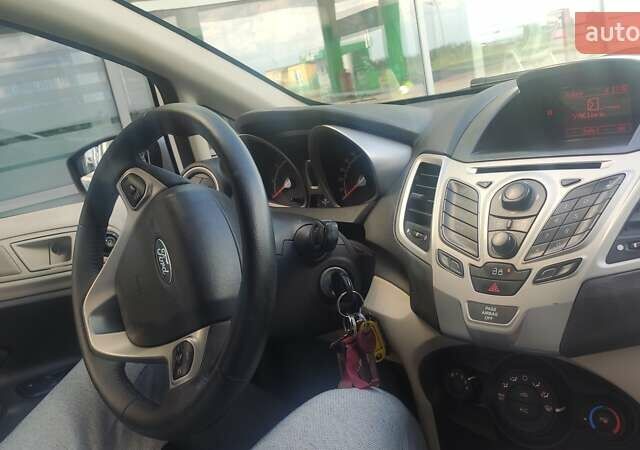 Белый Форд Фиеста, объемом двигателя 1.6 л и пробегом 360 тыс. км за 5600 $, фото 7 на Automoto.ua