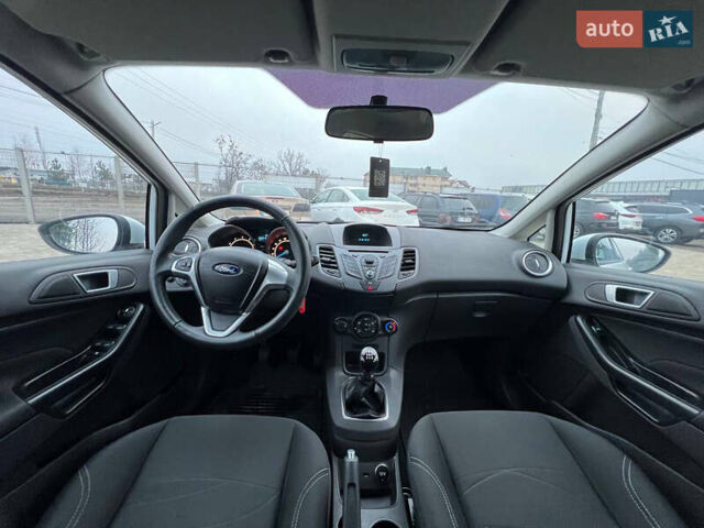 Белый Форд Фиеста, объемом двигателя 1 л и пробегом 32 тыс. км за 6400 $, фото 6 на Automoto.ua