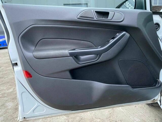 Белый Форд Фиеста, объемом двигателя 1 л и пробегом 200 тыс. км за 4500 $, фото 9 на Automoto.ua